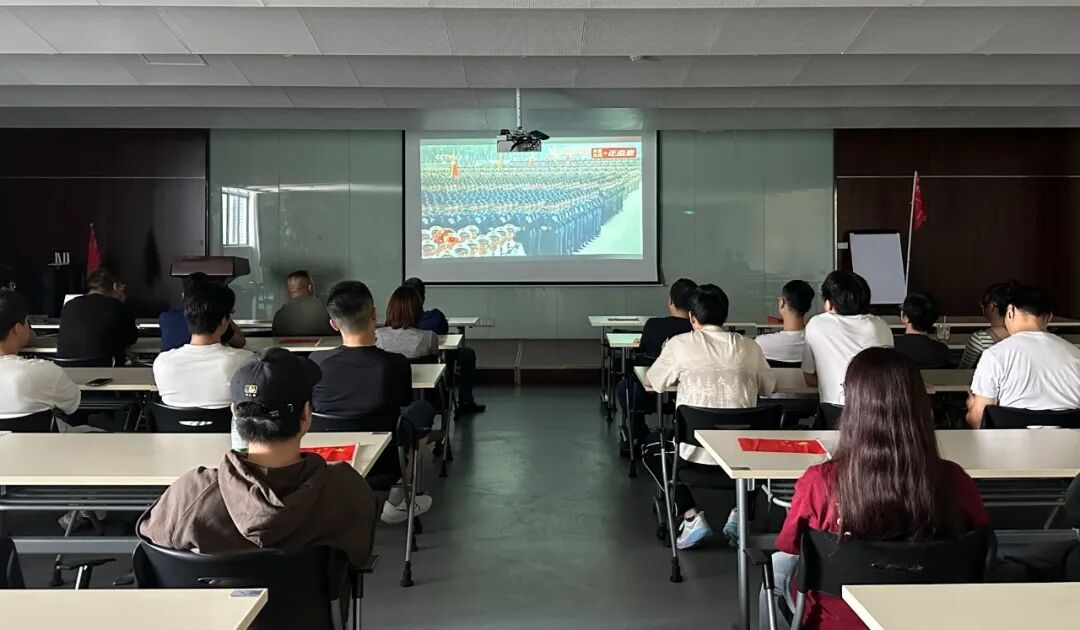 愿以吾輩之青春 捍衛(wèi)盛世之中華 | 江蘇北人組織觀看九三閱兵儀式 愿以吾輩之青春 捍衛(wèi)盛世之中華 | 江蘇北人組織觀看九三閱兵儀式